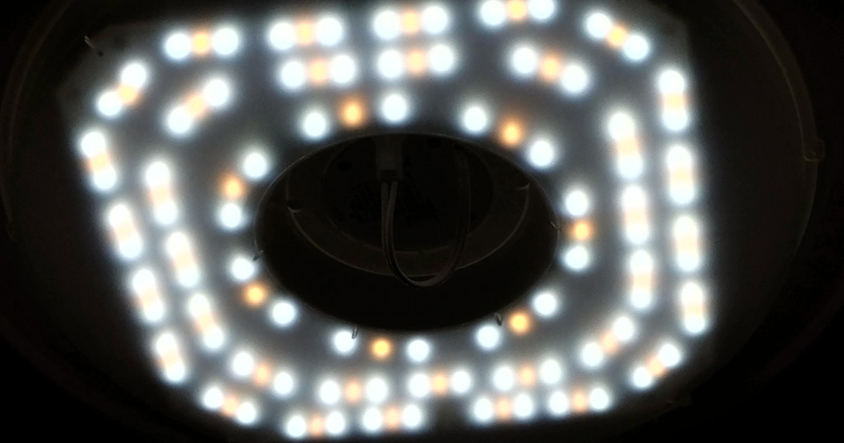 居間のシーリングライトをようやくLEDにした